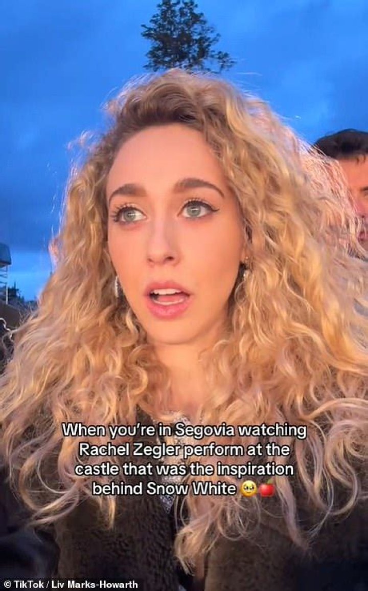 Bella Howarth (TikTok Star) - Age, Birthday, Bio, Facts, Family, Net Worth, Height & More