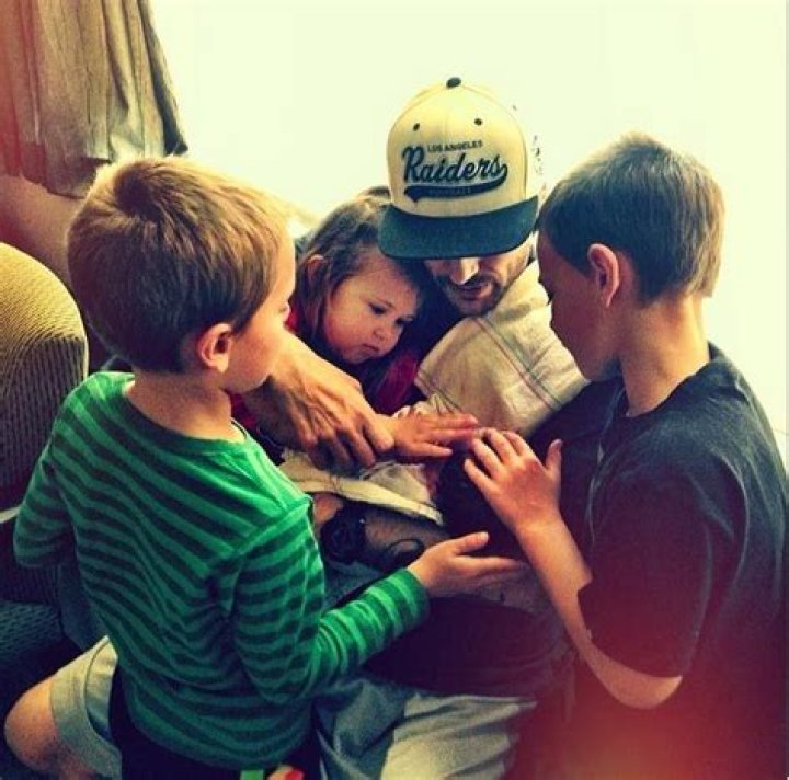 Kevin Federline reveals his sixth child in new pictures