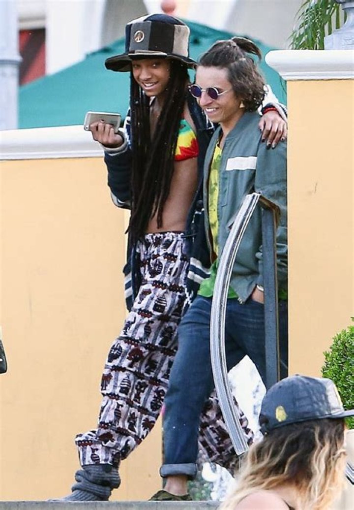 [PIC] Willow Smith & Moises Arias Grab Sushi Teen Spotted With Older Man Hollywood Life